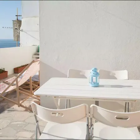 Semesterbostad Seafront House Above The M113