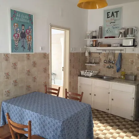 Semesterbostad Seafront House Above The M113